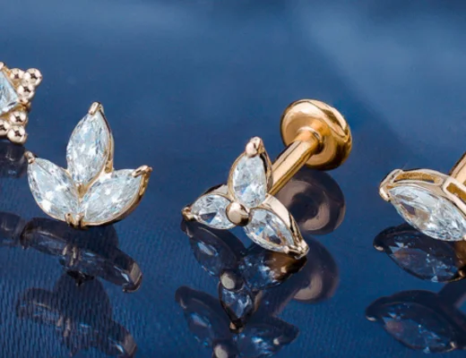 Bijoux d’oreille dorés ornés de pierres en forme de feuilles