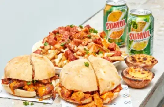 un repas de poulet rôti délicieux et abordable dans un cadre convivial.